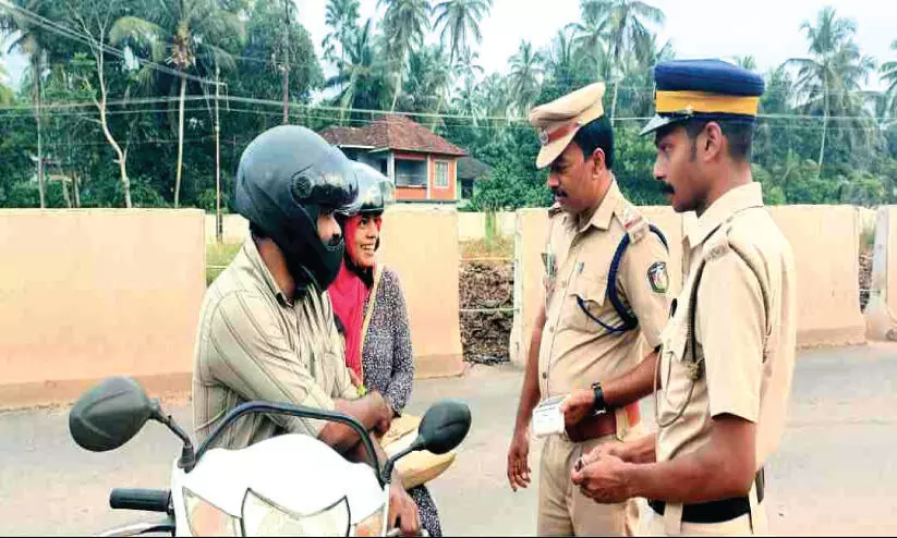 Police giving sweets who obey traffic rule at national highway tirurangadi