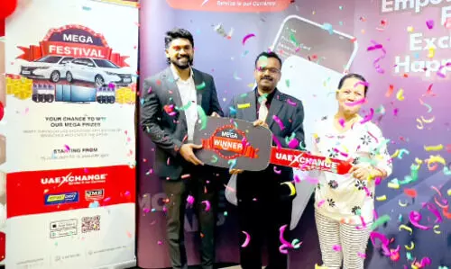 യു.​എ.​ഇ എ​ക്സ്ചേ​ഞ്ച് മെ​ഗാ ഫെ​സ്റ്റി​വ​ൽ കാ​മ്പ​യി​ൻ: ആ​ദ്യ​വി​ജ​യി​ക്ക് സ​മ്മാ​നം വി​ത​ര​ണം ചെ​യ്തു