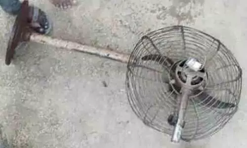 കളിക്കുന്നതിനിടെ ഫാനിൽ നിന്ന് ഷോക്കേറ്റ് ഒരു വീട്ടിലെ നാല് കുട്ടികള്‍ മരിച്ചു