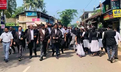 കോടതി‍ക്കെതിരെ അഭിഭാഷകരുടെ പ്രതിഷേധ പ്രകടനം
