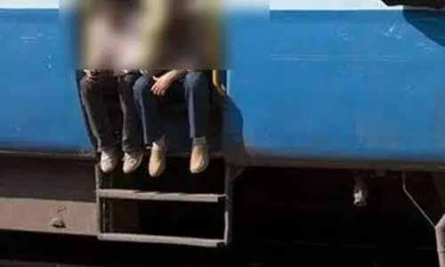 ട്രെയിൻ വാതിൽപടിയിൽ യാത്രചെയ്യവേ കാൽ പ്ലാറ്റ്ഫോമിൽ തട്ടി യുവാവിന് പരിക്ക്