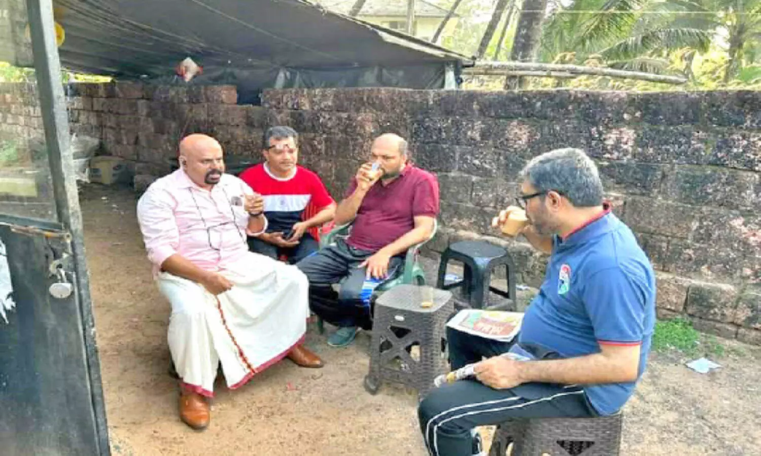 ന​വ​കേ​ര​ള സ​ദ​സ്സ്: സെൽഫിയെടുത്തും തട്ടുകടയിൽ കയറിയും മന്ത്രിമാർ