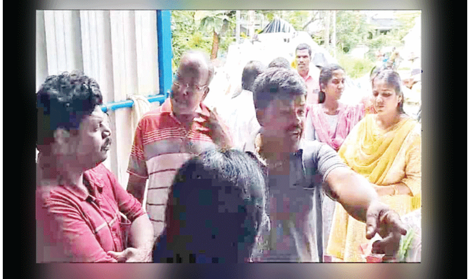 മാ​ലി​ന്യം മ​ല​യാ​യി മേ​ലൂ​രി​ൽ നാ​ട്ടു​കാ​ർ വാ​ഹ​നം ത​ട​ഞ്ഞു