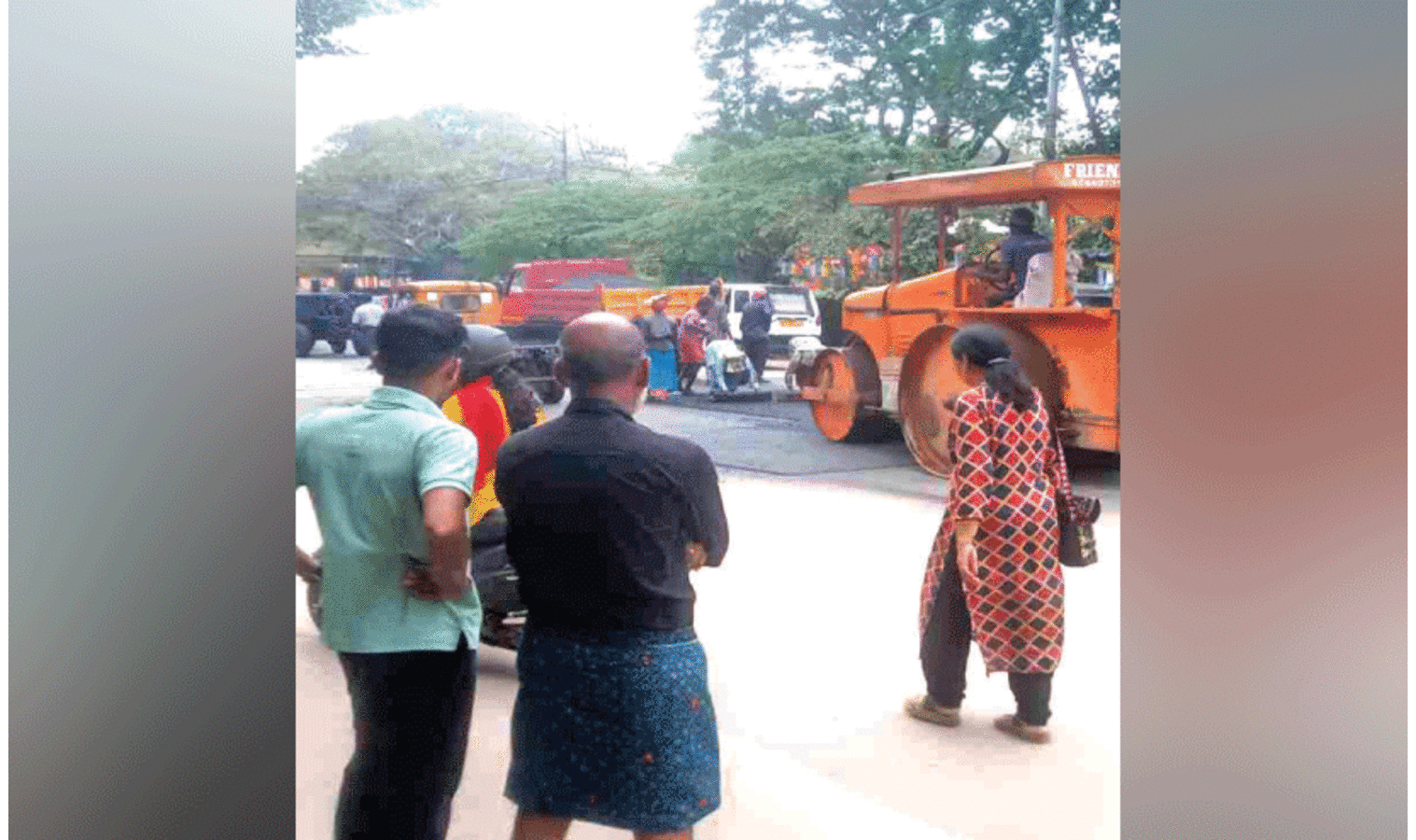 കൊ​ടു​ങ്ങ​ല്ലൂ​രി​ൽ ഗ​താ​ഗ​ത തി​ര​ക്കി​നി​ട​യി​ൽ ത​കൃ​തി​യാ​യി റോ​ഡ് പ​ണി