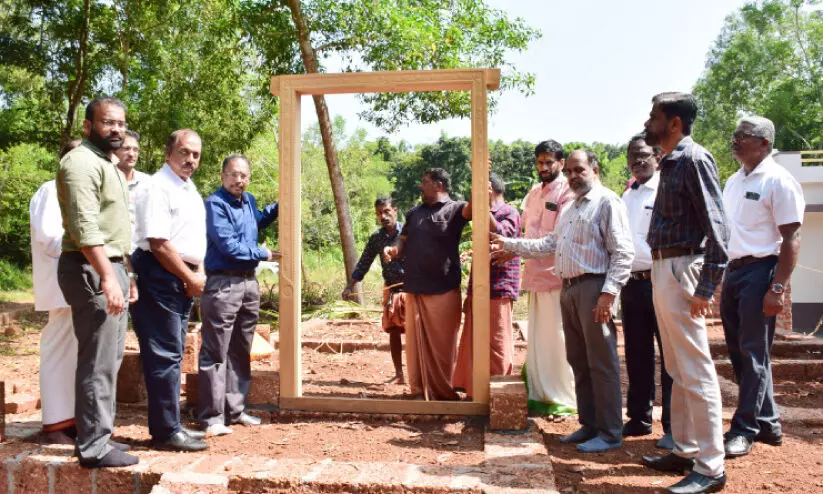 അധ്യാപകരും ജീവനക്കാരും വിദ്യാര്ഥികളും കൈകോര്ത്തു; സ്നേഹവീടൊരുങ്ങുന്നു അധ്യാപകരും ജീവനക്കാരും വിദ്യാര്ഥികളും കൈകോര്ത്തു; സ്നേഹവീടൊരുങ്ങുന്നു