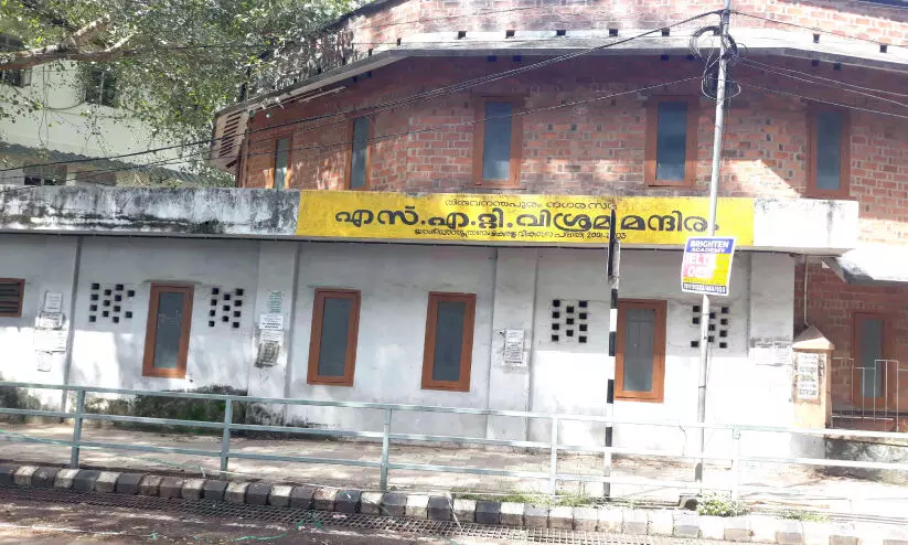 എന്നു തുറക്കും ഈ വിശ്രമമന്ദിരം? എന്നു തുറക്കും ഈ വിശ്രമമന്ദിരം?