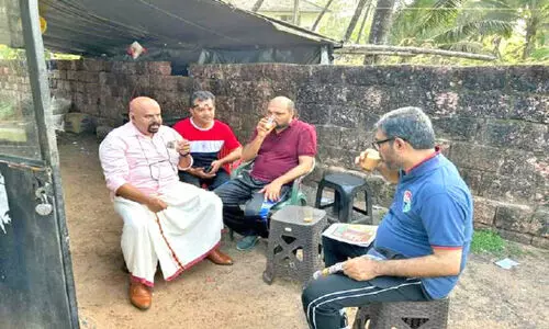 ന​വ​കേ​ര​ള സ​ദ​സ്സ്: സെൽഫിയെടുത്തും തട്ടുകടയിൽ കയറിയും മന്ത്രിമാർ