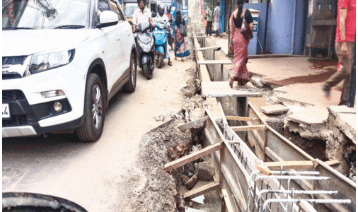 സ്കൂട്ടർ മറിഞ്ഞു; പിഞ്ചുകുഞ്ഞടക്കം മൂന്നുപേർ ഓടയിൽ വീണു