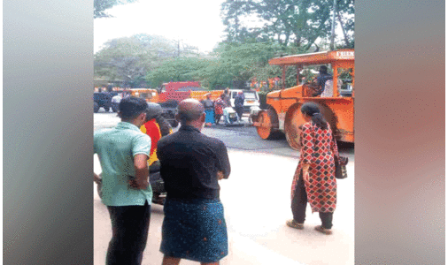 കൊ​ടു​ങ്ങ​ല്ലൂ​രി​ൽ ഗ​താ​ഗ​ത തി​ര​ക്കി​നി​ട​യി​ൽ ത​കൃ​തി​യാ​യി റോ​ഡ് പ​ണി