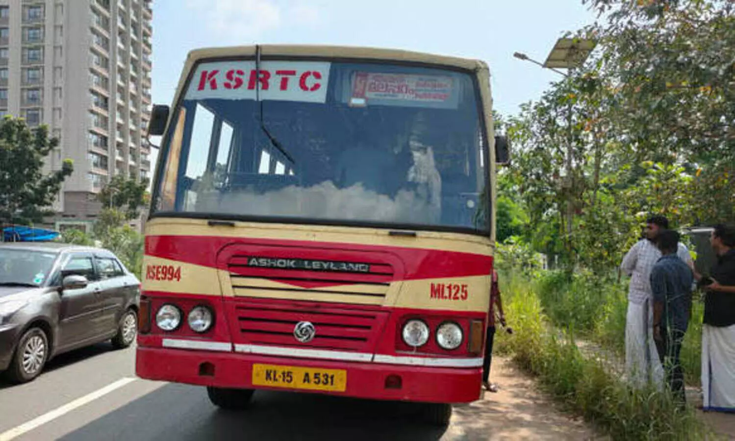 കെ.എസ്.ആർ.ടി.സി ബസിന്‍റെ ഹെഡ്​ലൈറ്റ്​ അടിച്ചുതകർത്ത കേസിൽ യുവതിക്ക് ജാമ്യം