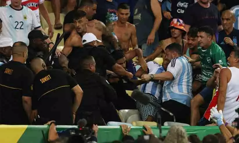 അർജന്റീന-ബ്രസീൽ ആരാധകർ ഏറ്റുമുട്ടി; മാറക്കാന യിൽ അനിഷ്ട സംഭവങ്ങൾ; അർജന്റീനൻ ടീം ഗ്രൗണ്ട് വിട്ടു; ഒടുവിൽ മത്സരം പുനരാരംഭിച്ചു അർജന്റീന-ബ്രസീൽ ആരാധകർ ഏറ്റുമുട്ടി; മാറക്കാന യിൽ അനിഷ്ട സംഭവങ്ങൾ; അർജന്റീനൻ ടീം ഗ്രൗണ്ട് വിട്ടു; ഒടുവിൽ മത്സരം പുനരാരംഭിച്ചു