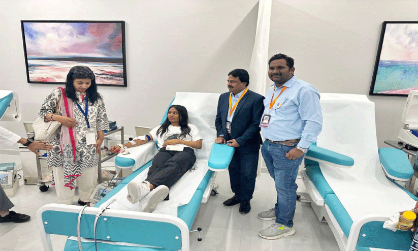 മെ​ഗാ ര​ക്ത​ദാ​ന പ​രി​പാ​ടി​യി​ൽ പ​​ങ്കെ​ടു​ക്കു​ന്ന​വ​ർ