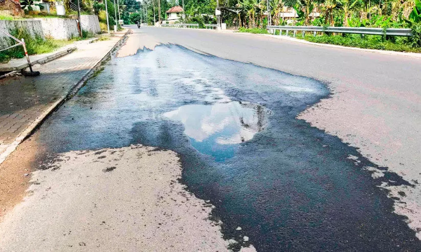 സംസ്ഥാന പാത ഇടിഞ്ഞുതാഴുന്നു; തിരിഞ്ഞുനോക്കാതെ അധികൃതർ സംസ്ഥാന പാത ഇടിഞ്ഞുതാഴുന്നു; തിരിഞ്ഞുനോക്കാതെ അധികൃതർ