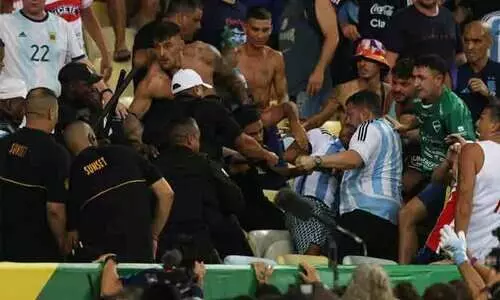 അർജന്റീന-ബ്രസീൽ ആരാധകർ ഏറ്റുമുട്ടി; മാ​റ​ക്കാ​ന യിൽ അനിഷ്ട സംഭവങ്ങൾ; അർജന്റീനൻ ടീം ഗ്രൗണ്ട് വിട്ടു; ഒടുവിൽ മത്സരം പുനരാരംഭിച്ചു