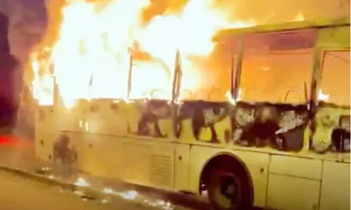 ജ​ലീ​ബി​ൽ നി​ർ​ത്തി​യി​ട്ട ബ​സി​ന് തീ​പി​ടി​ച്ചു