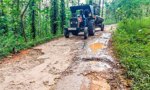 ബസ് സർവീസും നിലച്ചു;  മതമ്പയിലേക്ക്​ ദുരിതയാത്ര