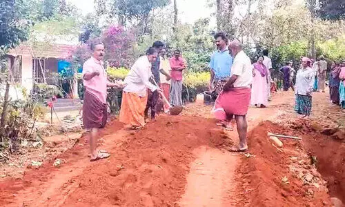 ജൽജീവൻ പൈപ്പിടാൻ റോഡ്​ കുത്തിപ്പൊളിക്കുന്നതിനെതിരെ നാട്ടുകാർ