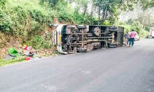 ളാഹക്ക്​ സമീപം ആന്ധ്ര തീർഥാടകരുടെ ബസ് അപകടത്തിൽപെട്ടു