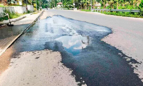 സംസ്ഥാന പാത ഇടിഞ്ഞുതാഴുന്നു; തിരിഞ്ഞുനോക്കാതെ അധികൃതർ