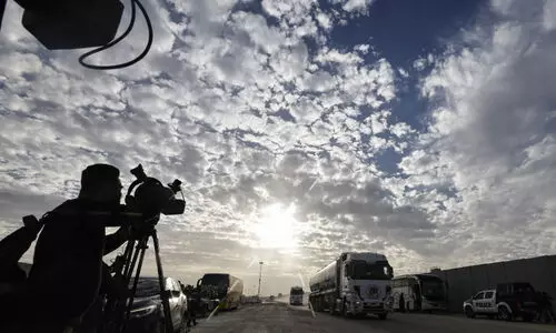 അത്യുന്നതങ്ങളിലെ നീക്കം; ഒടുവിൽ വെടിനിർത്തൽ