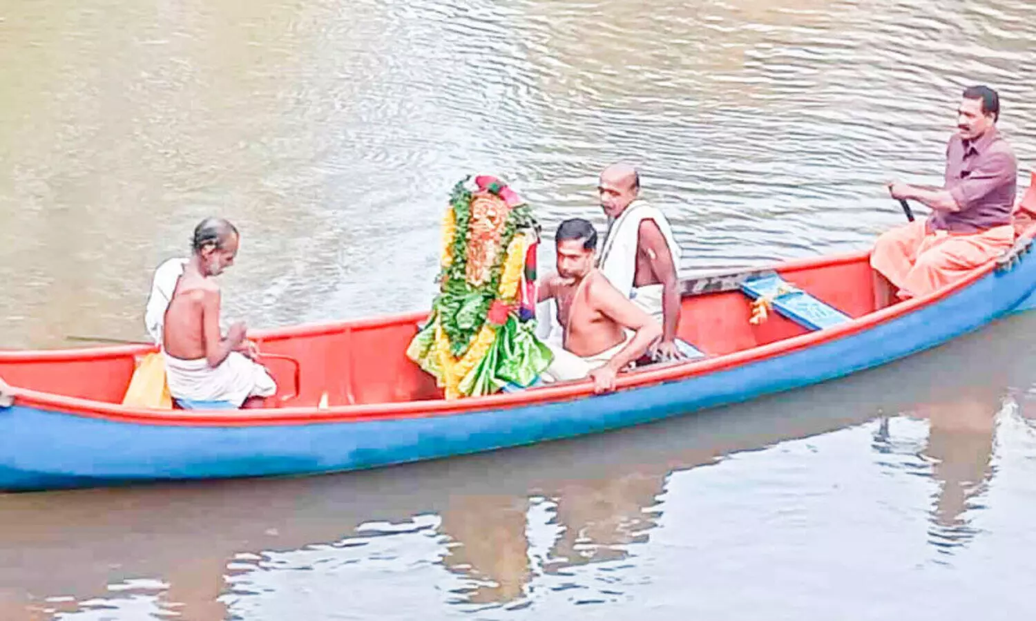 ഇത്തവണയും പാലമായില്ല; മഹാദേവന്‍റെ തിടമ്പ് വള്ളത്തിൽ തന്നെ മറുകരയിലേക്ക്