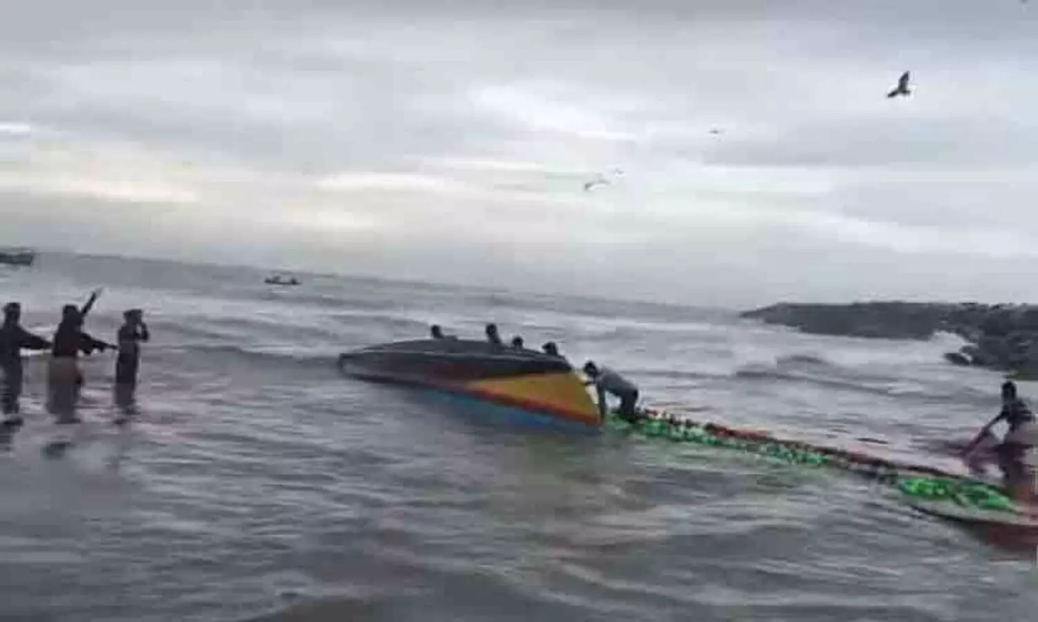 മത്സ്യബന്ധനത്തിനിടെ തിരയിൽപ്പെട്ട് വള്ളം മറിഞ്ഞു; തൊഴിലാളികൾ നിസ്സാരപരിക്കുകളോടെ രക്ഷപ്പെട്ടു