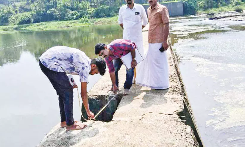 മ​ങ്ക​ര ക​ണ്ണ​ങ്ക​ട​വ് ത​ട​യ​ണ​യി​ൽ ഫൈ​ബ​ർ ഷ​ട്ട​ർ സ്ഥാ​പി​ക്കുന്നു
