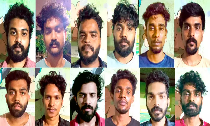 സിനിമ സ്റ്റൈലിൽ നഞ്ചക്കുപയോഗിച്ച് ആക്രമണം; 12 യുവാക്കൾ പിടിയിൽ സിനിമ സ്റ്റൈലിൽ നഞ്ചക്കുപയോഗിച്ച് ആക്രമണം; 12 യുവാക്കൾ പിടിയിൽ