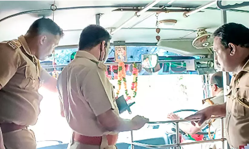 ബസിൽനിന്ന് വിദ്യാർഥിനികൾ തെറിച്ചുവീണ സംഭവം; മോട്ടോർ വാഹന വകുപ്പ് നടപടി ആരംഭിച്ചു ബസിൽനിന്ന് വിദ്യാർഥിനികൾ തെറിച്ചുവീണ സംഭവം; മോട്ടോർ വാഹന വകുപ്പ് നടപടി ആരംഭിച്ചു