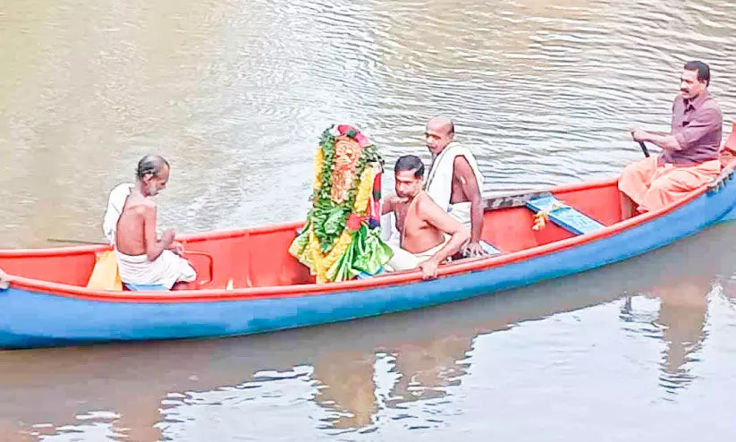 ഇത്തവണയും പാലമായില്ല; മഹാദേവന്‍റെ തിടമ്പ് വള്ളത്തിൽ തന്നെ മറുകരയിലേക്ക്