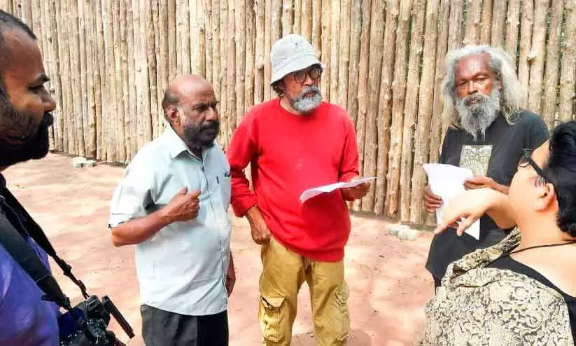 ജോ​​ൺ’ ചി​​ത്രീ​​ക​​ര​​ണ വേ​​ള​​യി​​ൽ പ്ര​​താ​​പ് ജോ​​സ​​ഫ്, ചെ​​ല​​വൂ​​ർ വേ​​ണു, രാ​​മ​​ച​​ന്ദ്ര​​ൻ മൊ​​കേ​​രി, ജീ​​വ​​ൻ തോ​​മ​​സ്, ദീ​​ദി