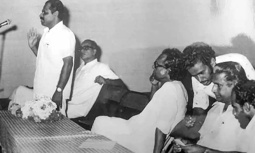 മൃ​​ണാ​​ൾ സെ​​ന്നി​​ന് കോ​​ഴി​​ക്കോ​​ട്ട് ന​​ൽ​​കി​​യ സ്വീ​​ക​​ര​​ണ​​ത്തി​​ൽ ചെ​​ല​​വൂ​​ർ വേ​​ണു 