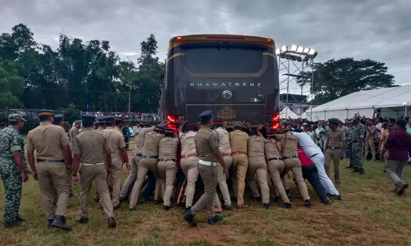 Navakerala bus got stuck in mud at Mananthavadi Navakerala bus got stuck in mud at Mananthavadi
