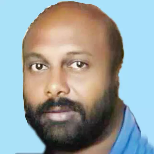 ബൈ​ക്ക് ബ​സി​ന​ടി​യി​ൽ​പെ​ട്ടു; യു​വാ​വ് മ​രി​ച്ചു