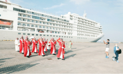 ടൂ​റി​സം സീ​സ​ൺ; ‘സി​ൽ​വ​ർ സ്പി​രി​റ്റ്’ ക്രൂ​സ് ക​പ്പ​ൽ ബ​ഹ്റൈ​ൻ തു​റ​മു​ഖ​ത്തെ​ത്തി