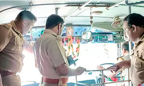 ബസിൽനിന്ന് വിദ്യാർഥിനികൾ തെറിച്ചുവീണ സംഭവം; മോട്ടോർ വാഹന വകുപ്പ് നടപടി ആരംഭിച്ചു