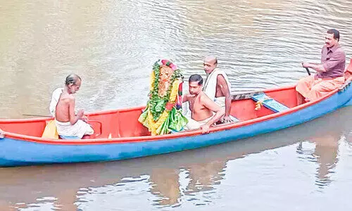 ഇത്തവണയും പാലമായില്ല; മഹാദേവന്‍റെ തിടമ്പ് വള്ളത്തിൽ തന്നെ മറുകരയിലേക്ക്