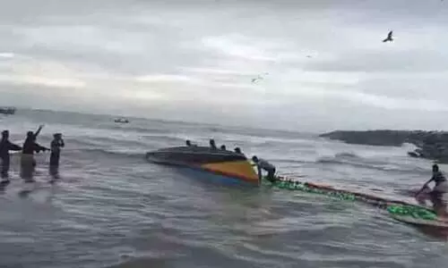 മത്സ്യബന്ധനത്തിനിടെ തിരയിൽപ്പെട്ട് വള്ളം മറിഞ്ഞു; തൊഴിലാളികൾ നിസ്സാരപരിക്കുകളോടെ രക്ഷപ്പെട്ടു