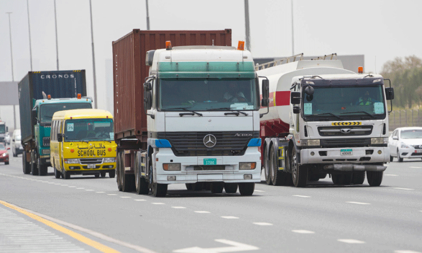 ദു​ബൈ റോ​ഡി​ലൂ​ടെ ക​ട​ന്നു​പോ​കു​ന്ന ട്ര​ക്കു​ക​ൾ