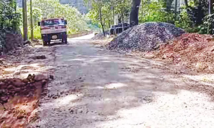 തുപ്പനാട്-മീൻവല്ലം പാത നവീകരണം പുനരാരംഭിച്ചു