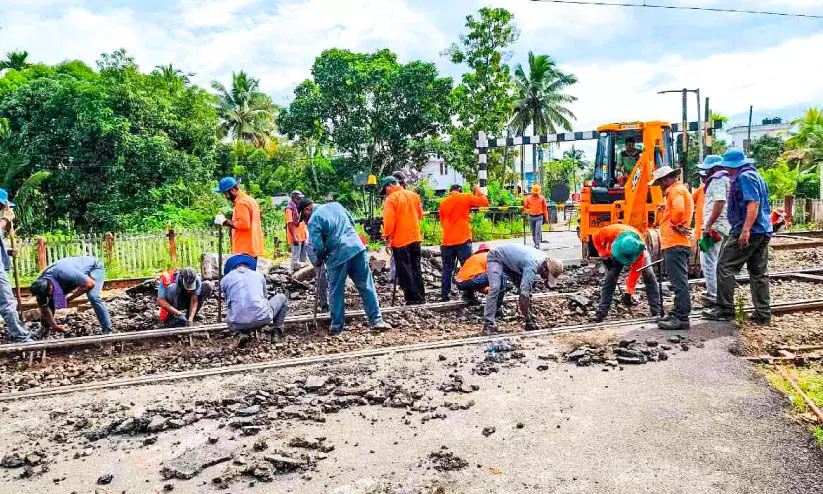 റെയിൽവേ ഗേറ്റ് അറ്റകുറ്റപ്പണിക്ക്​ അടച്ചു; സമാന്തരപാതയിൽ യാത്ര ദുരിതം