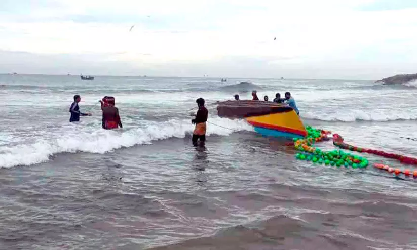 മ​ത്സ്യ​ബ​ന്ധ​ന​ത്തി​നി​ടെ വ​ള്ളം മ​റി​ഞ്ഞു; തൊ​ഴി​ലാ​ളി​ക​ൾ നി​സ്സാ​ര പ​രി​ക്കു​ക​ളോ​ടെ ര​ക്ഷ​പ്പെ​ട്ടു