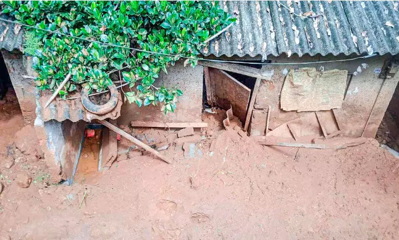 മണ്ണിടിച്ചിലിൽ വീട് ഭാഗികമായി തകർന്നു മണ്ണിടിച്ചിലിൽ വീട് ഭാഗികമായി തകർന്നു