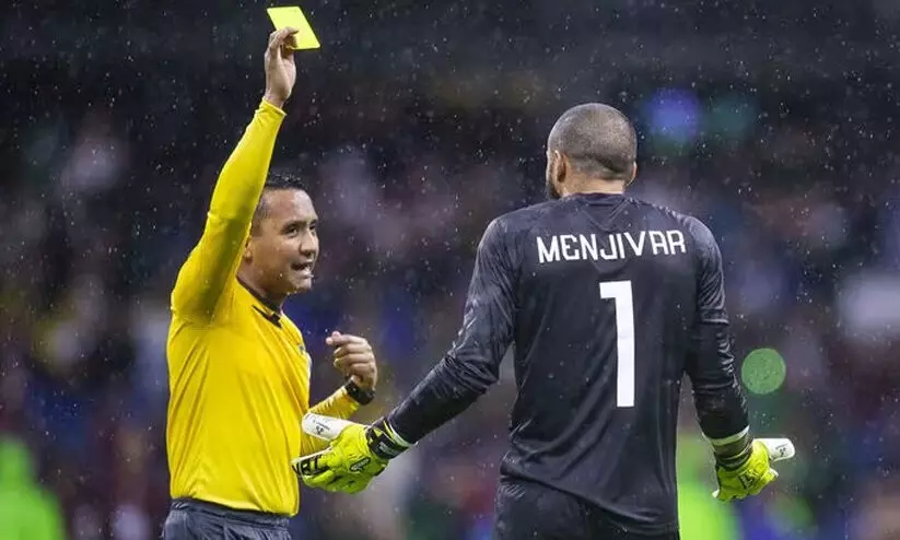 മെക്സിക്കോക്കെതിരെ രണ്ടാം മഞ്ഞക്കാർഡ് കണ്ടിട്ടും ഹോണ്ടുറാസ് ഗോളി പുറത്തായില്ല; കാരണമന്വേഷിച്ച് ഫുട്ബാൾ ആരാധകർ മെക്സിക്കോക്കെതിരെ രണ്ടാം മഞ്ഞക്കാർഡ് കണ്ടിട്ടും ഹോണ്ടുറാസ് ഗോളി പുറത്തായില്ല; കാരണമന്വേഷിച്ച് ഫുട്ബാൾ ആരാധകർ