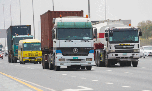 ദു​ബൈ റോ​ഡി​ലൂ​ടെ ക​ട​ന്നു​പോ​കു​ന്ന ട്ര​ക്കു​ക​ൾ