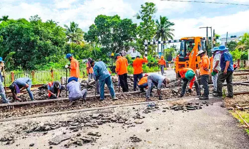 റെയിൽവേ ഗേറ്റ് അറ്റകുറ്റപ്പണിക്ക്​ അടച്ചു; സമാന്തരപാതയിൽ യാത്ര ദുരിതം