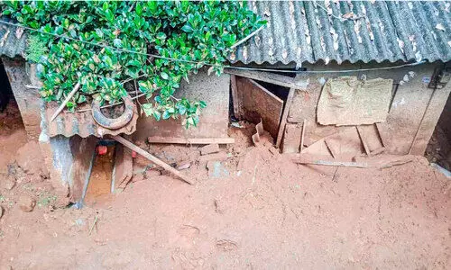 മണ്ണിടിച്ചിലിൽ വീട് ഭാഗികമായി തകർന്നു