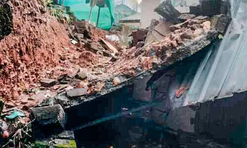 സംരക്ഷണഭിത്തി വീണ് വീട് ഭാഗികമായി തകർന്നു സംരക്ഷണഭിത്തി വീണ് വീട് ഭാഗികമായി തകർന്നു