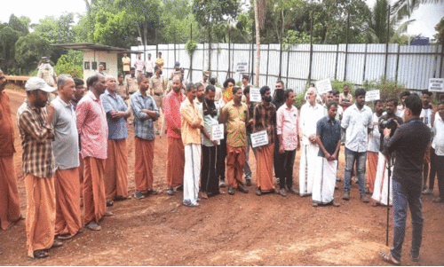 റോഡ് തകർന്നു; നാട്ടുകാർ നിർമാണ കമ്പനിയുടെ പ്ലാന്റ് ഉപരോധിച്ചു