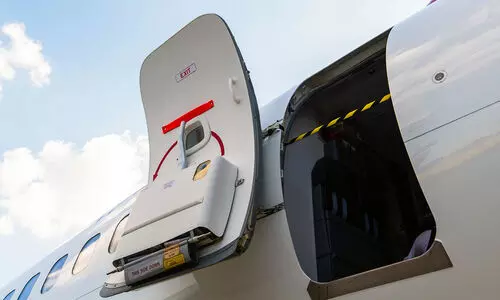 വിമാനത്തിന്റെ എമർജൻസി വാതിൽ തുറക്കാൻ ശ്രമിച്ച രണ്ടുപേർ അറസ്റ്റിൽ